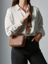 Sac Bandoulire Tradition Cuir Etrier Beige tradition ETRA141S-vue-porte